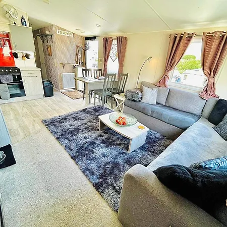 Newquay Seaside Retreat With Hot Tub
